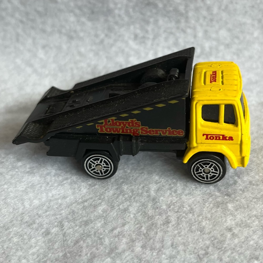 Maisto Tonka 2000 Hasbro Lloyds Towing Service Black Tow Truck